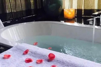 武汉江夏区水疗池中的失重冥想：当身体学会漂浮